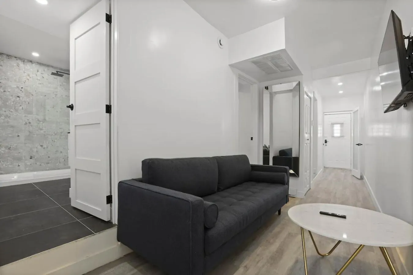 Apartment Spacious 3Br In The Heart Of Village Zp1 Montreal Canada