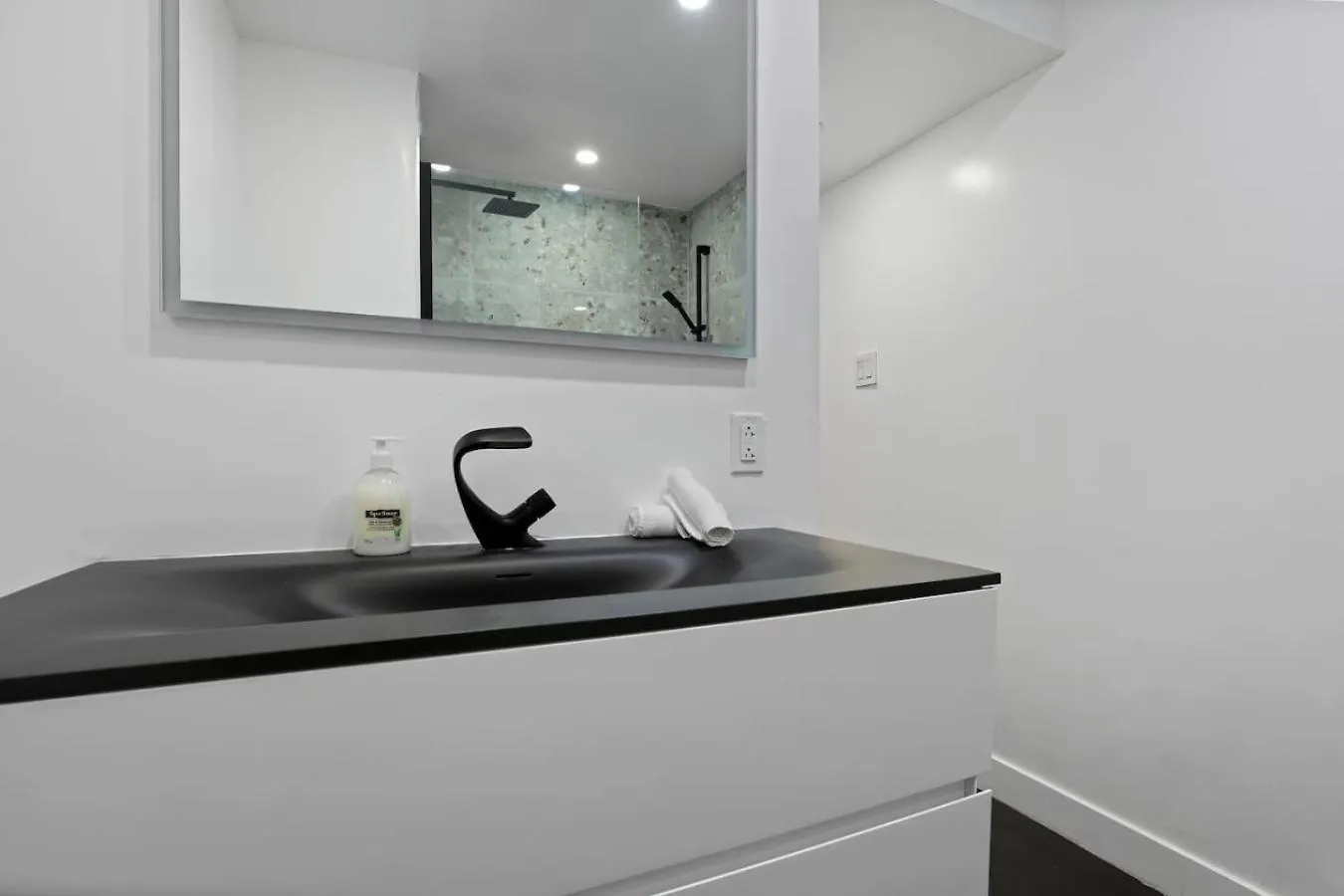 Apartment Spacious 3Br In The Heart Of Village Zp1 Montreal Canada